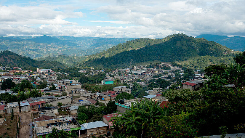 Blick auf Pantelhó in der Region Chiapas. Die Imkerei trägt zu Artenvielfalt, zum Klimaschutz und zur Klimagerechtigkeit bei. | Foto: GEPA – The Fair Trade Company / Rafael Solórzano, Mexiko