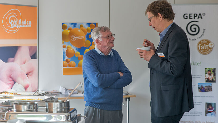 Gerd Nickoleit (links), ehemaliger Leiter der GEPA-Grundsatzabteilung mit Klaus Wöldecke, Geschäftsführer des Weltladen-Dachverbands.