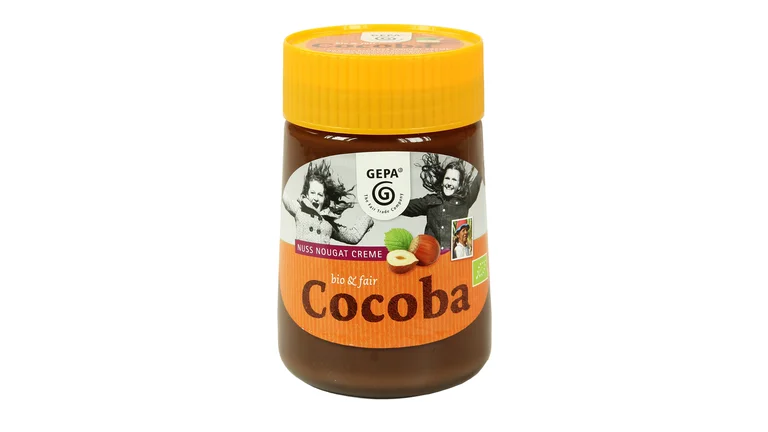 Produktfoto von einem Glas GEPA Bio Cocoba Nuss-Nougatcreme auf weißem Hintergrund.