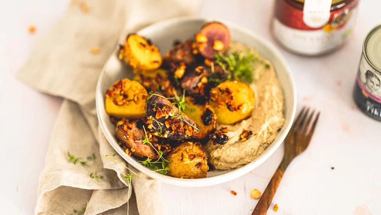 Ofenkartoffeln mit Hummus in einer Schale