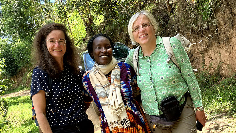 Kaffee-Einkaufsmanagerin Franziska Bringe (links) und Pressereferentin Brigitte Frommeyer (rechts) reisten nach Uganda und Tansania, um verschiedene Kaffee-Handelspartner zu treffen. Hier zu sehen mit Gladys, Gender Officer des Dachverbands ACPCU.