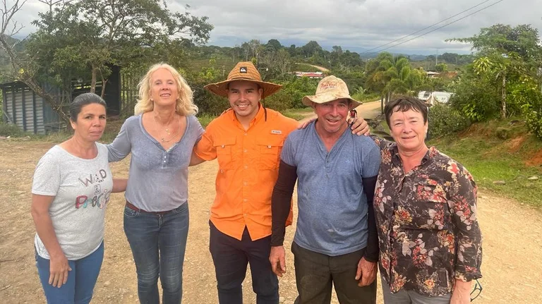 Gruppenfoto: drei Frauen und zwei M&auml;nnern auf einer unbefestigten Stra&szlig;e in Costa Rica