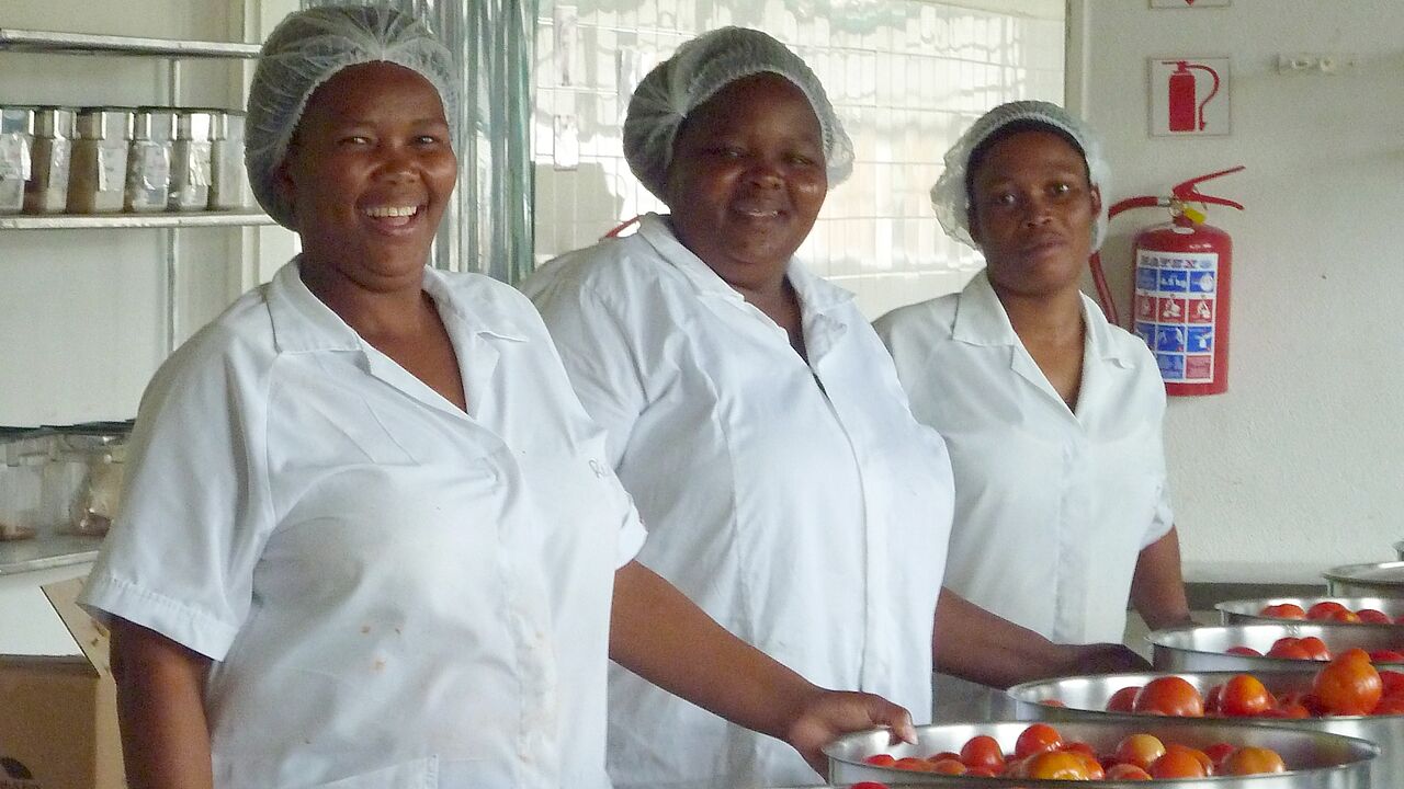 Eswatini Kitchen bietet vor allem benachteiligten Frauen eine Chance und kann durch die fairen Preise für gute Arbeitsbedingungen sorgen, z. B. Mutterschutz oder einen Beitrag zur Rentenversicherung.