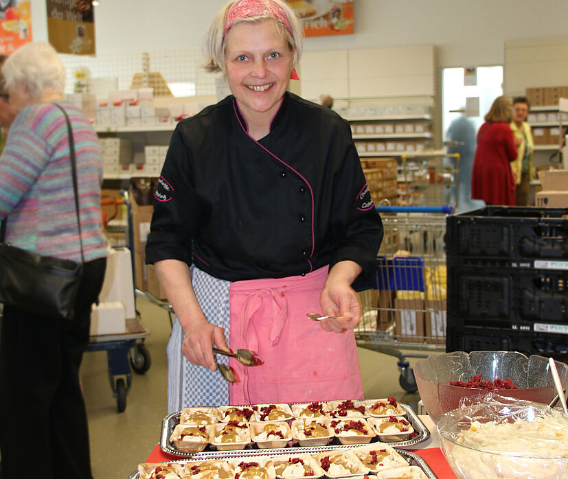 Ulla Krekeler vom Kochstudio „Charlotte kocht“ aus Wuppertal versorgte die Gäste mit leckerem Essen: Hier mit dem Nachtisch „Mangoquark mit Mascobadocaramel und Cranberries“ – natürlich mit fairen GEPA-Zutaten.