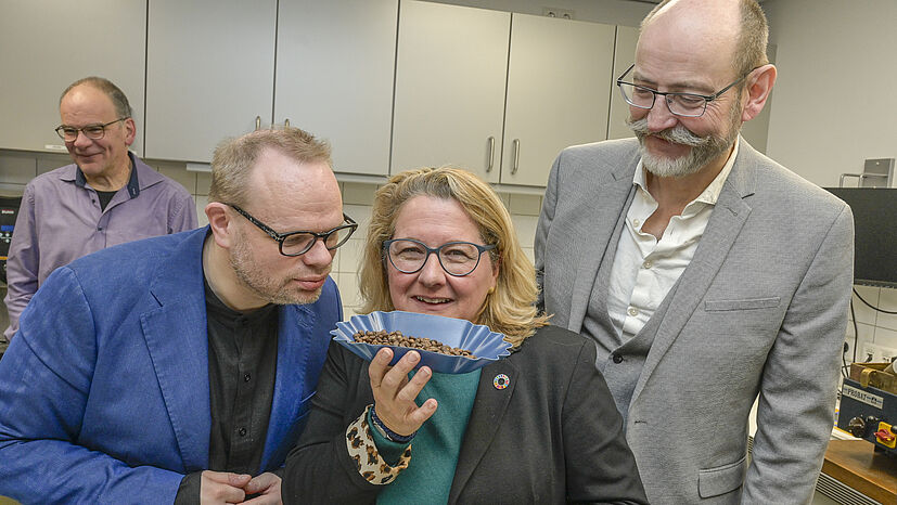 Der Wuppertaler Bundestagsabgeordnete Helge Lindh, Bundesentwicklungsministerin Svenja Schulze und GEPA-Geschäftsführer Peter Schaumberger (v.l.n.r.) haben sichtlich Spaß beim Duften und Kosten unserer Kaffeeproben.