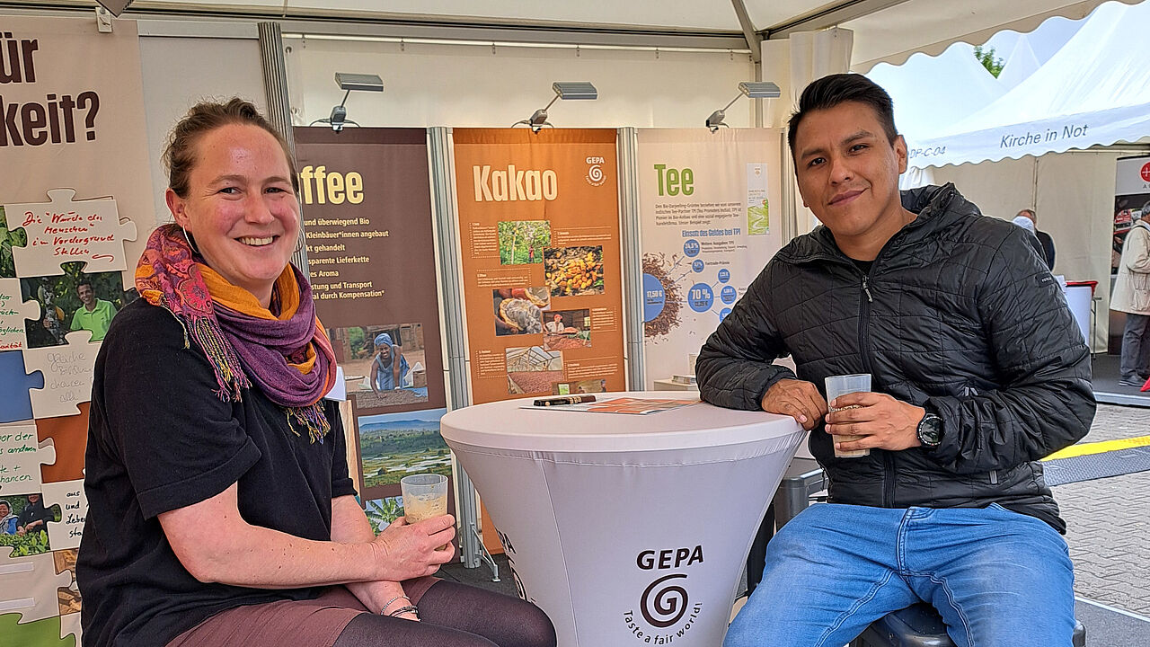 Anna Weinmann (Beraterin – Vertrieb Weltläden & Weltgruppen) mit Aldo Chipana von unserem Bio-Kakaopartnerpartner El Ceibo (Bolivien), der aktuell in Stuttgart studiert.