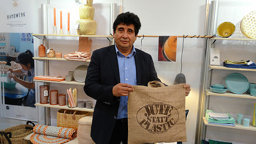 Jorge Inostroza mit der Original „Jute statt Plastic“-Tasche, dem GEPA-Klassiker, dessen Slogan zum zum Inbegriff eines alternativen Lebensstils wurde. Übrigens: Mit dem Partner Corr – the Jute Works, von dem die Jutetasche damals stammte, arbeiten wir noch heute zusammen. 