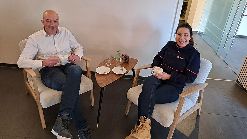 GEPA-Außendienstmitarbeiter Thomas Engler und Malteser-Bezirksgeschäftsführerin Jessica Koch bei einer Tasse fair gehandeltem Kaffee