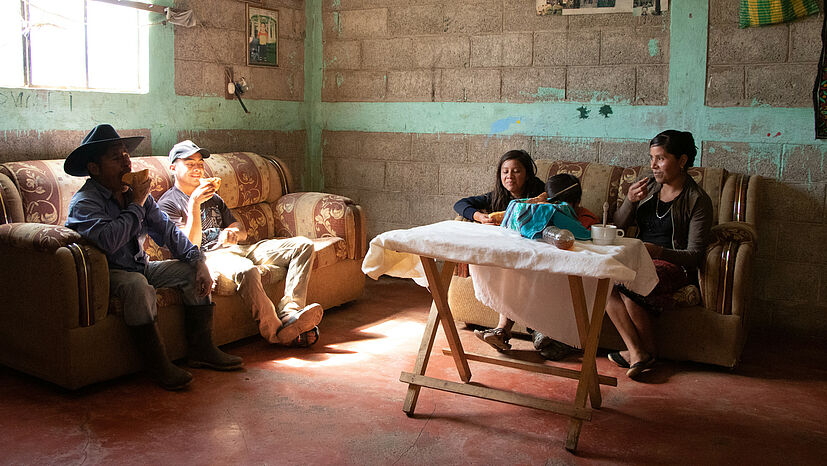 Die Arbeit von Carlos Gaspar Salucio und die faire Bezahlung kommen seiner ganzen Familie zugute. | Foto: GEPA – The Fair Trade Company / Nova TV Guatemala
