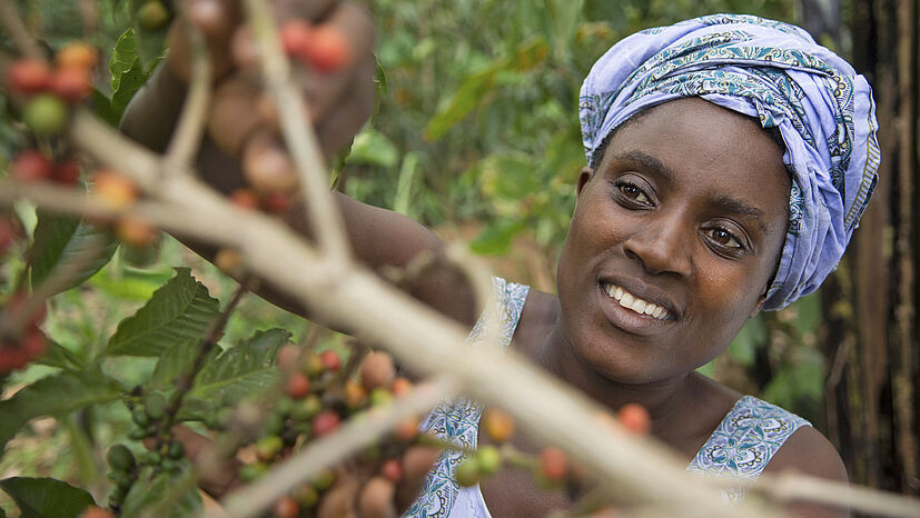 Bio-Kaffeebäuerin Agnes Tumuramye von ACPCU in Uganda. Über die Genossenschaft erhält sie Schulungen zum Kaffeeanbau. „Dass ich alle meine Kinder zur Schule schicken kann, das ist für mich manchmal immer noch wie ein Wunder“, sagt Bio-Kaffeebäuerin Agnes Tumuramye und ergänzt: „Ohne den Fairen Handel wäre das nicht möglich.“ Von ACPCU bezieht die GEPA Kaffeebohnen für die Rarität „Kampala“.