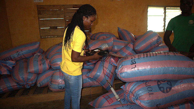 Angèle misst die Restfeuchte des Kakaos. | Foto: GEPA – The Fair Trade Company / Martina Beck