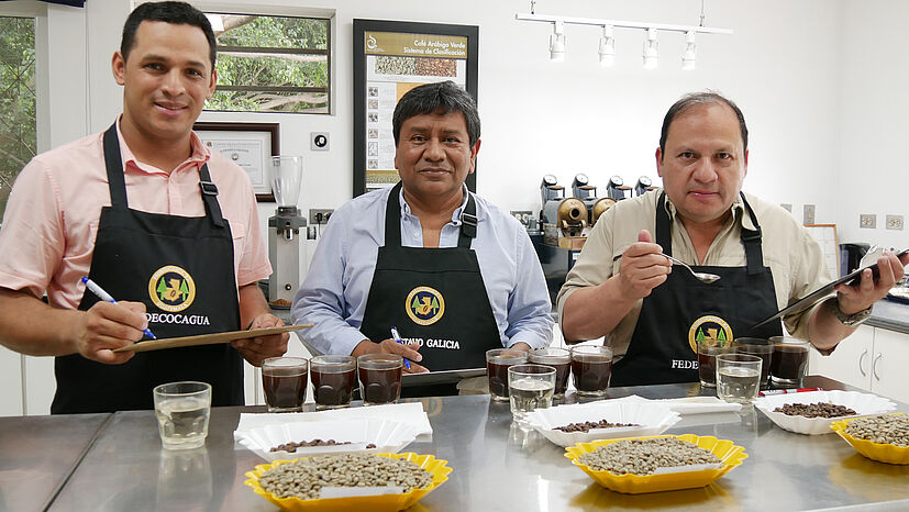 Im Kaffeelabor, das zur Rösterei gehört: Luis Adolfo Lopez Lazo, Produktionsassistent, Gustavo Adolfo Galicia, Produktionsleiter, Gerardo De León, Exportmanager von FEDECOCAGUA. 