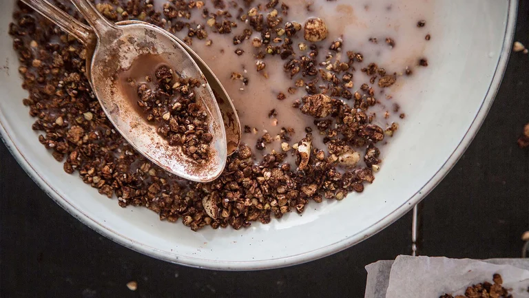 Nahaufnahme von schokoladigem Müsli mit einem Löffel darin