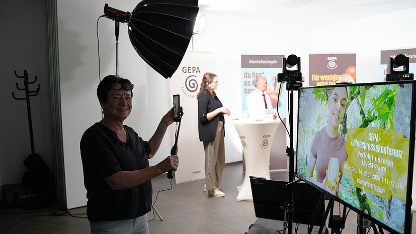 Filmautorin Anne Welsing nahm für Insta-Live Eindrücke vom Podium sowie hinter den Kulissen auf.