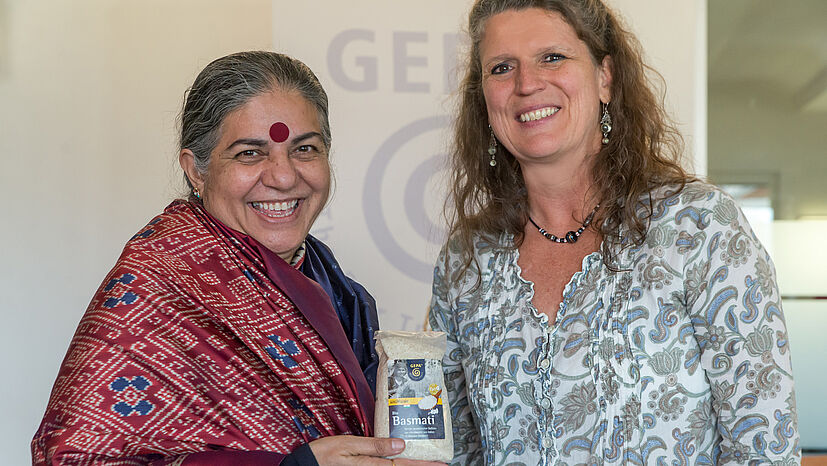 Vandana Shiva mit Andrea Fütterer, Leiterin der GEPA-Grundsatzabteilung. Über den Basmatireis, den die GEPA von Navdanya bezieht, sagt Vandana Shiva: „In diesen paar Reiskörnern steckt die Fruchtbarkeit des Bodens, die Pflege der Biobauern und die faire Handelsbeziehung zwischen Europa und Indien.“