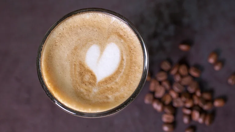 Kaffee von oben mit Herzchen im Milchschaum