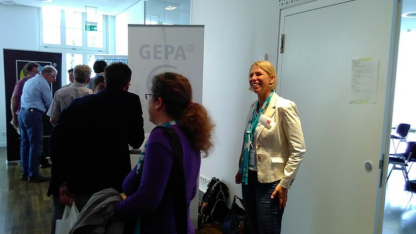 Beim anschließenden „Speed-Dating“ konnten sich Institutionen wie die GEPA als Anbieter interessierten Kunden präsentieren. Hier mit Petra Münchmeyer (rechts), bei der GEPA Key Account für Kirchen und Verbünde.