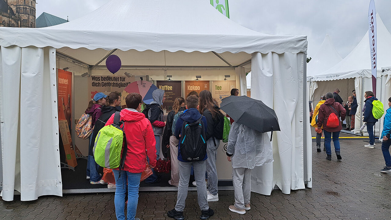 Der GEPA-Stand war gut besucht. Neben einem Glücksrad konnte man bei einem Quiz etwas gewinnen und ein Gerechtigkeitspuzzle ausfüllen.