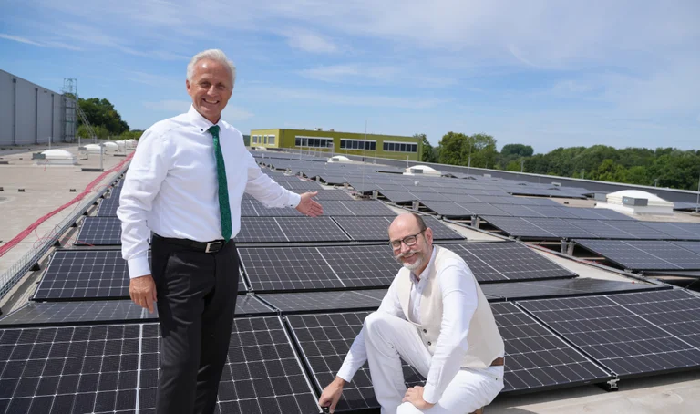 Die beiden GEPA-Geschäfstsführer vor der Solaranlage auf dem Dach des GEPA-Lagers in Wuppertal