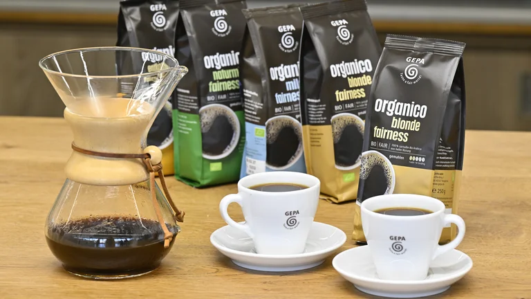 Filterkaffees aus dem Organico-Sortiment, im Vordergrund die neue Sorte „organico blonde fairness" mit einer Chemex-Filterkanne sowie zwei Tassen.