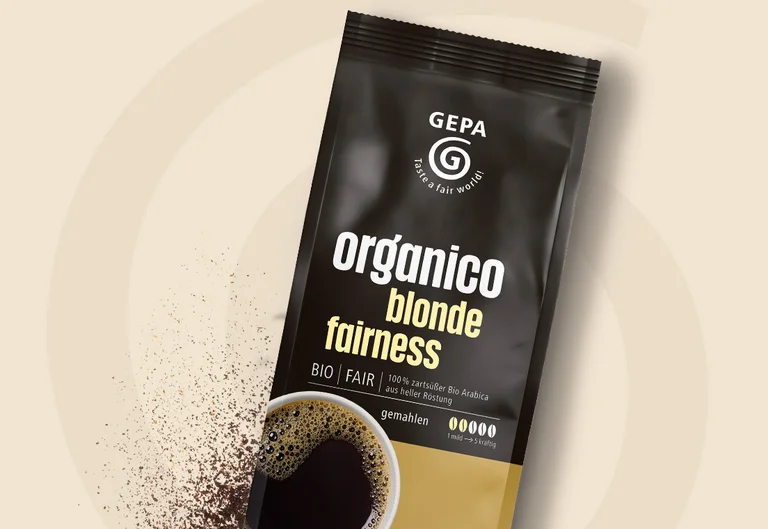 Packung GEPA-Kaffee &bdquo;organico blonde fairness" auf stilisiertem GEPA-G
