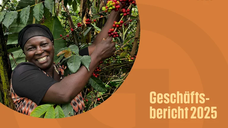 Orangener Hintergrund, darauf das GEPA-Logo und der Text "Gesch&auml;ftsbericht 2025". Auf einem runden eingeklinkten Foto: eine Frau beim Kaffeepfl&uuml;cken, die in die Kamera l&auml;chelt.