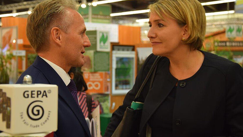 Auch Simone Peter, Vorsitzende Bündnis 90/Die Grünen kam am GEPA-Stand vorbei – hier im Gespräch mit GEPA-Geschäftsführer Matthias Kroth.