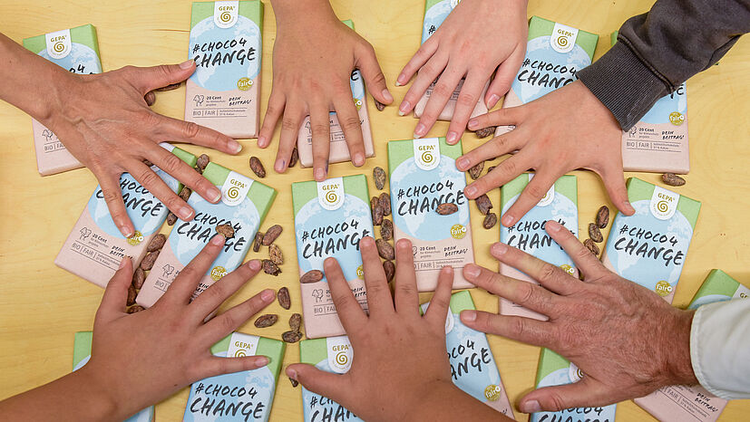 Stück für Stück die Welt verändern – mit der #Choco4Change. Alle können etwas tun – für positive Veränderungen auf unserer Welt. Die #Choco4Change bringt alles zusammen, was jetzt wichtig ist: 100%, 100% bio, 100% transparent – und darüber hinaus unterstützt du unsere Partner Stück für Stück beim Klimaschutz. 