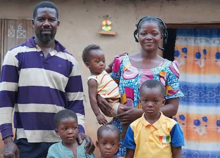 Familienfoto Sylva Akpaku mit Frau und vier Kindern.