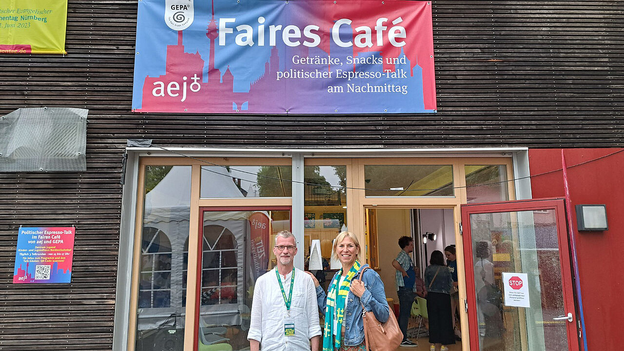 Petra Münchmeyer, GEPA-Vertriebsleitung Außer-Haus-Service, zusammen mit Dr. Veit Laser Referent für Bildung für nachhaltige Entwicklung beim aej vor dem Fairen Café unseres Gesellschafters.