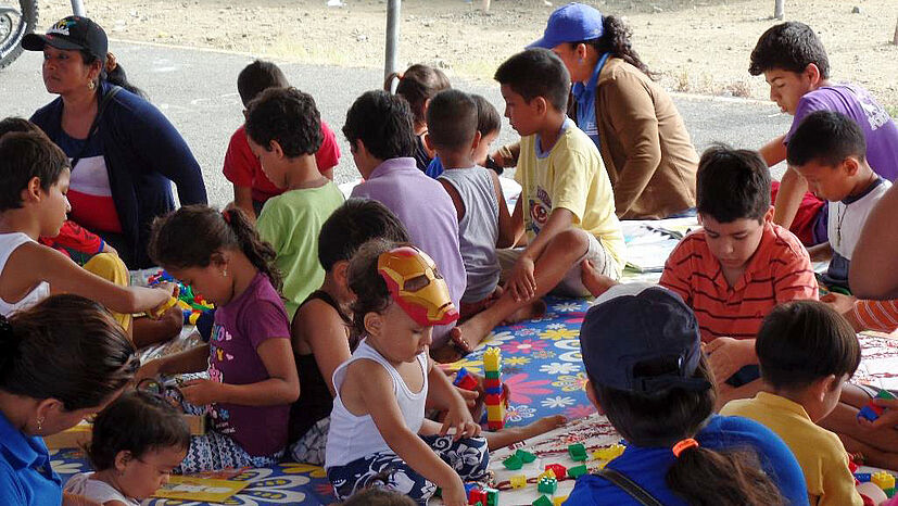 Kinder in einer Herberge am Flughafen von Portoviejo.