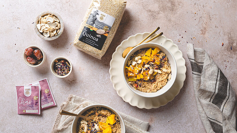 Energiegeladen in den Tag starten: Das leckere Quinoa-Porridge besticht durch die Kombination von leckeren Gewürzen, süßen Datteln, frischen Äpfeln und knackigem Cashew Bruch.