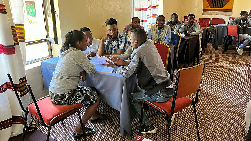 Um die Vorschriften der neuen EU-Bio-Verordnung einzuhalten, müssen die Kooperativen und Partner gut vorbereitet sein. Nur dann können sie ihren Bio-Kaffee weiterhin in die EU exportieren. Hier Bilder von einem Training bei der Sidama Coffee Farmers Cooperative Union in Äthiopien.