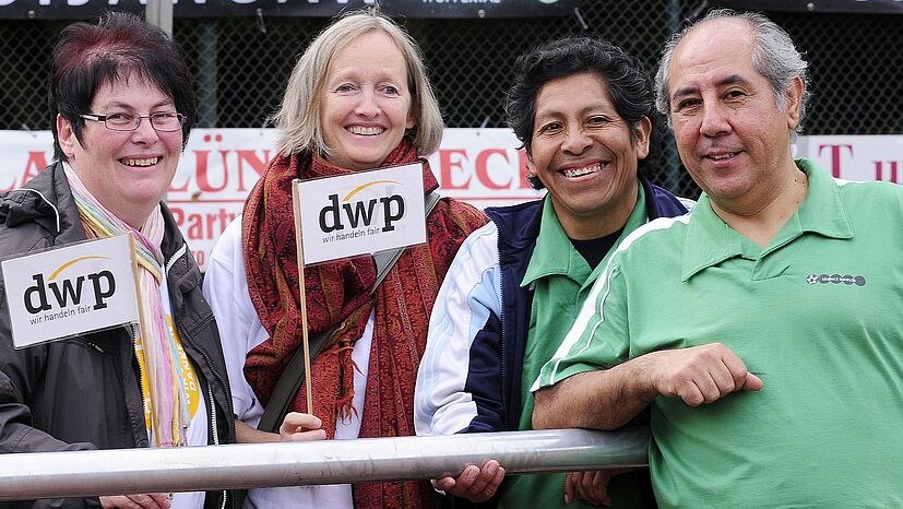 Anfeuern beim Fußballturnier "Fair Trade Cup": Fans der Fair Handelsorganisation dwp.