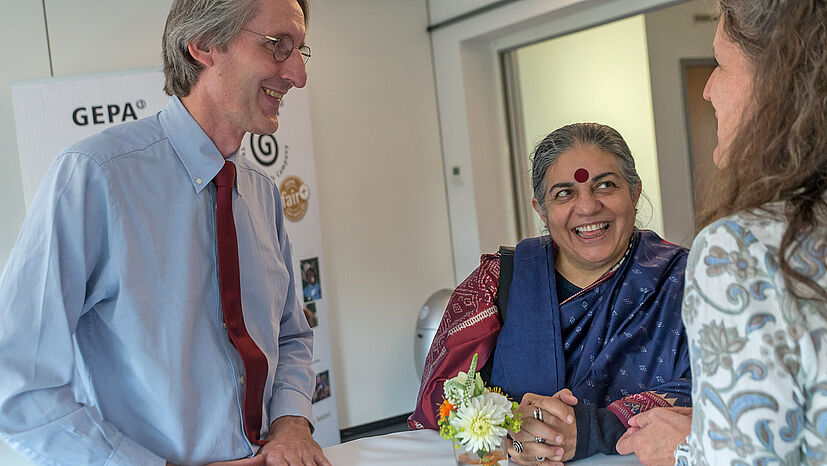 GEPA-Geschäftsführer Robin Roth (links) im Gespräch mit Vandana Shiva und Andrea Fütterer.