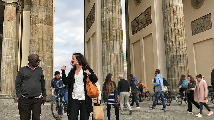 Stanley Manirgaba mit GEPA-Einkaufsmanagerin Kaffee, Franziska Bringe, vor dem Brandenburger Tor.