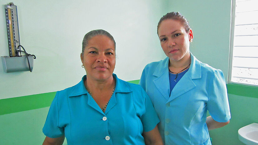 Porfinia Altagracia Rodriguez (links) und Zulenny Francisca Paulino sind die beiden Krankenschwestern in der Poliklinik in Loma de Jaya. Außer ihnen arbeitet hier noch ein Arzt.