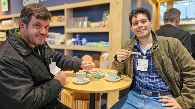 Pablo Cachenot und Juan Pablo Benitez Machado von Manduvirá (Paraguay) trinken Kaffee auf der BIOFACH 2025.