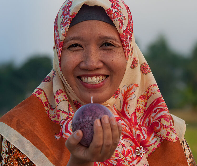 Sumiati war froh, als sie vor neun Jahren diesen Job ganz in der Nähe ihres Dorfes gefunden hat. Früher lag ihre Arbeitsstelle 15 Busstunden von ihrem Elternhaus entfernt. Mittlerweile arbeitet sie bei Wax Industri in der Abteilung, in der neue Kerzen entwickelt werden.