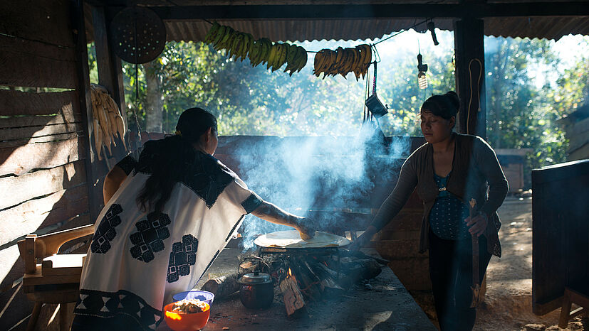 Nicolas‘ Frau Catarina Aguilar Lopéz und Schwiegertochter Gloria Deysi bereiten das Essen vor. | Foto: GEPA – The Fair Trade Company / Rafael Solórzano, Mexiko
