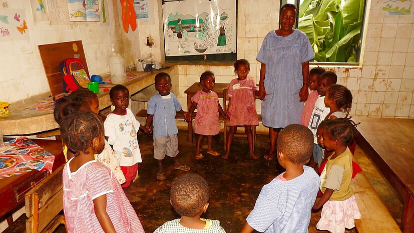 Der Kindergarten von Pedroma: Die Erzieherin bittet uns herein. Die Kinder stellen sich im Kreis auf und singen für uns ein Lied. Der Kindergarten ist kostenlos, die Erzieherin wird vom Staat bezahlt. So können die Eltern kleiner Kinder unbesorgt aufs Feld.