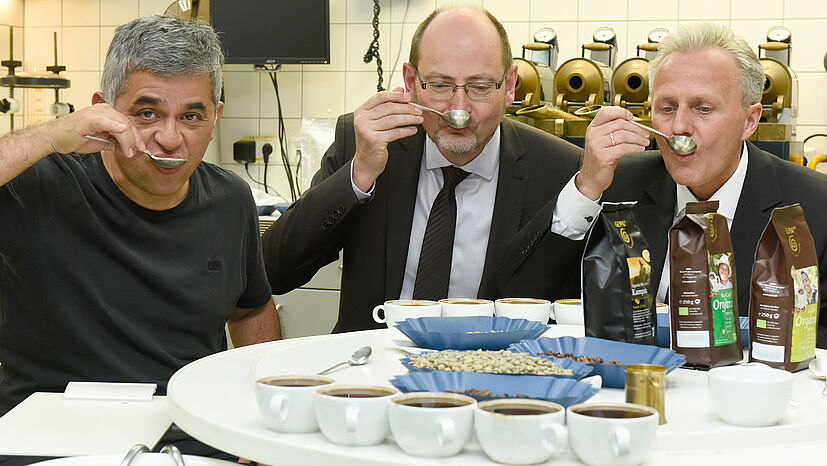 Das laute Schlürfen gehört zum Geschmackstest bei Kaffee einfach dazu!