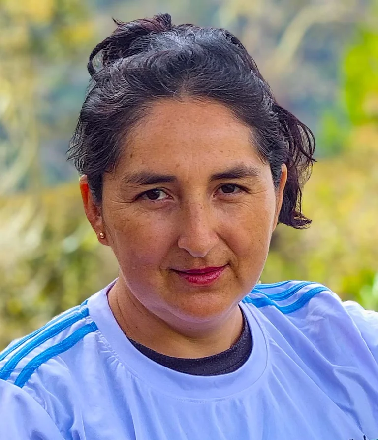 Portrait einer Frau, die in die Kamera schaut