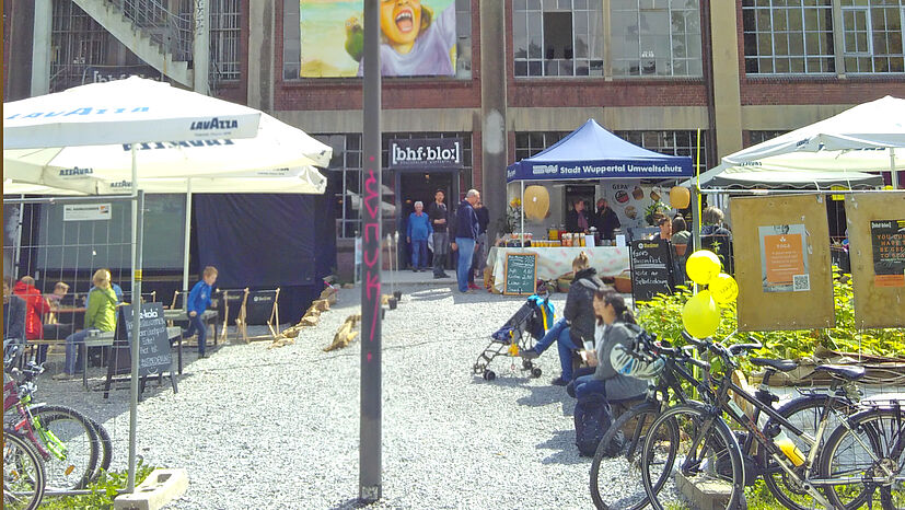 Ein Großteil der Besucherinnen und Besucher konzentrierte sich auf zwei Stationen in der Mitte der Strecke auf: Bahnhof Mirke und Bahnhof Blo, der heute vom Talton-Theater und dem Boulder-Café Wuppertal genutzt wird, und vor dem auch der GEPA-Stand zu finden war.