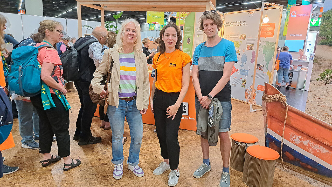 GEPA-Pressesprecherin Barbara Schimmelpfennig, Anne Dreyer (Leiterin Abteilung Kommunikation und Fundraising bei Brot für die Welt) und GEPA-Online-Redakteur Sebastian Martin am Stand unseres Gesellschafters.