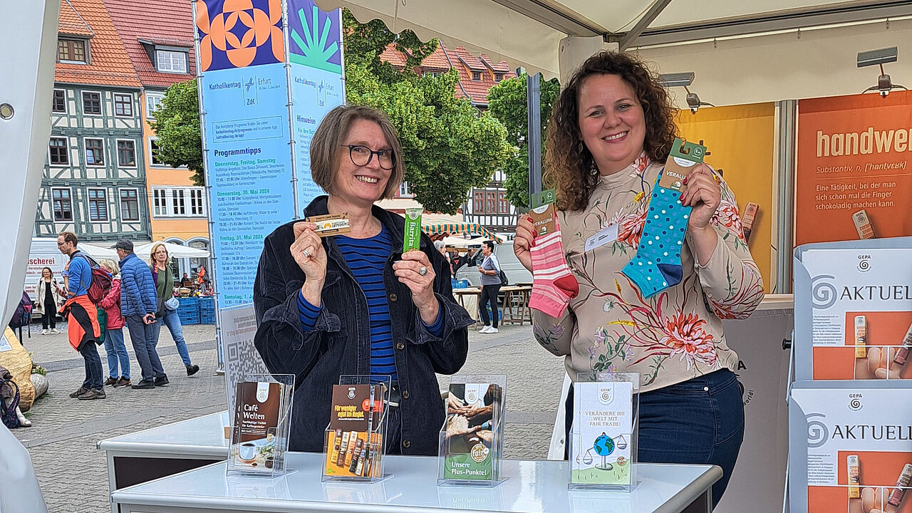 Dorothea Weber (Beraterin, Vertrieb Weltläden & Weltgruppen) und Désirée Scheibelhut (Kundenservice Außer-Haus-Service) halfen tatkräftig am Stand und bei der Kaffee-Ape mit.