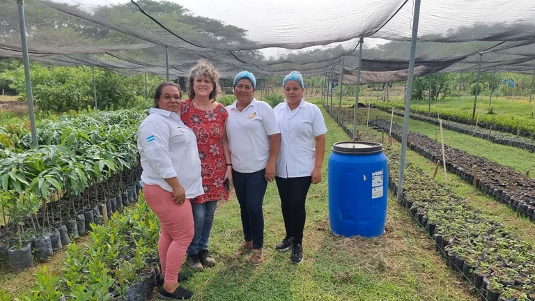 Gruppenbild mit vier Personen in der Baumschule von La Sure&ntilde;ita. 