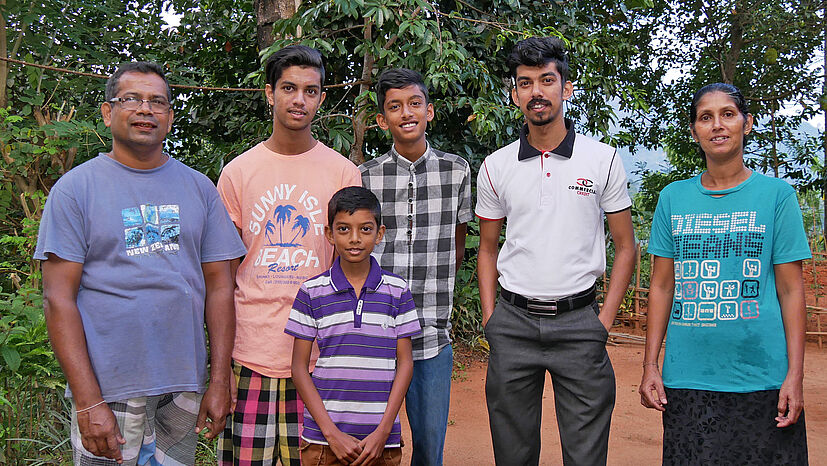 Sumithra (rechts), ihr Mann Gamini (links) und ihre vier Söhne. Der älteste (2.v.r.) arbeitet seit 2012 bei einem sri-lankischen Finanzunternehmen. Obwohl er seine Zukunft nicht im Bereich Tee sieht, ist er stolz auf das, was seine Eltern erreicht haben und weiß: „Der Tee aus Sri Lanka gehört zu den besten der Welt.“ 