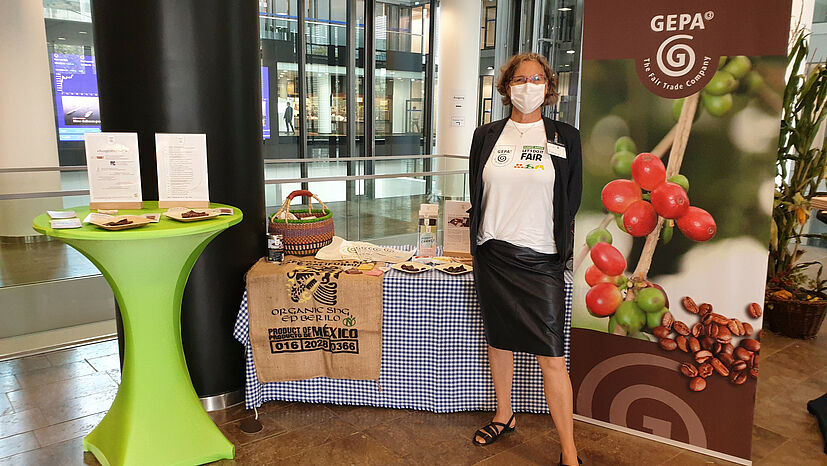 Maria Mihm am GEPA-Stand am Standort der Deutschen Börse im hessischen Eschborn | Foto: GEPA - The Fair Trade Company