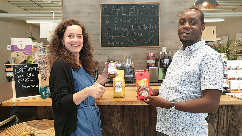 Um eine transparente Lieferkette sicherstellen zu können, ist der regelmäßige Austausch mit ihren Handelspartnern für die GEPA von zentraler Bedeutung. Hier empfängt Franziska Bringe, Einkaufsmanagerin für Kaffee, Exportmanager Josephat Sylvand vom Kooperativen-Dachverband KCU (Kagera Cooperative Union) in Tansania im GEPA-Store in Wuppertal an der Kaffeetheke. Kaffee von KCU ist auch im „Fairen Pfund“ enthalten. | Foto: GEPA – The Fair Trade Company 